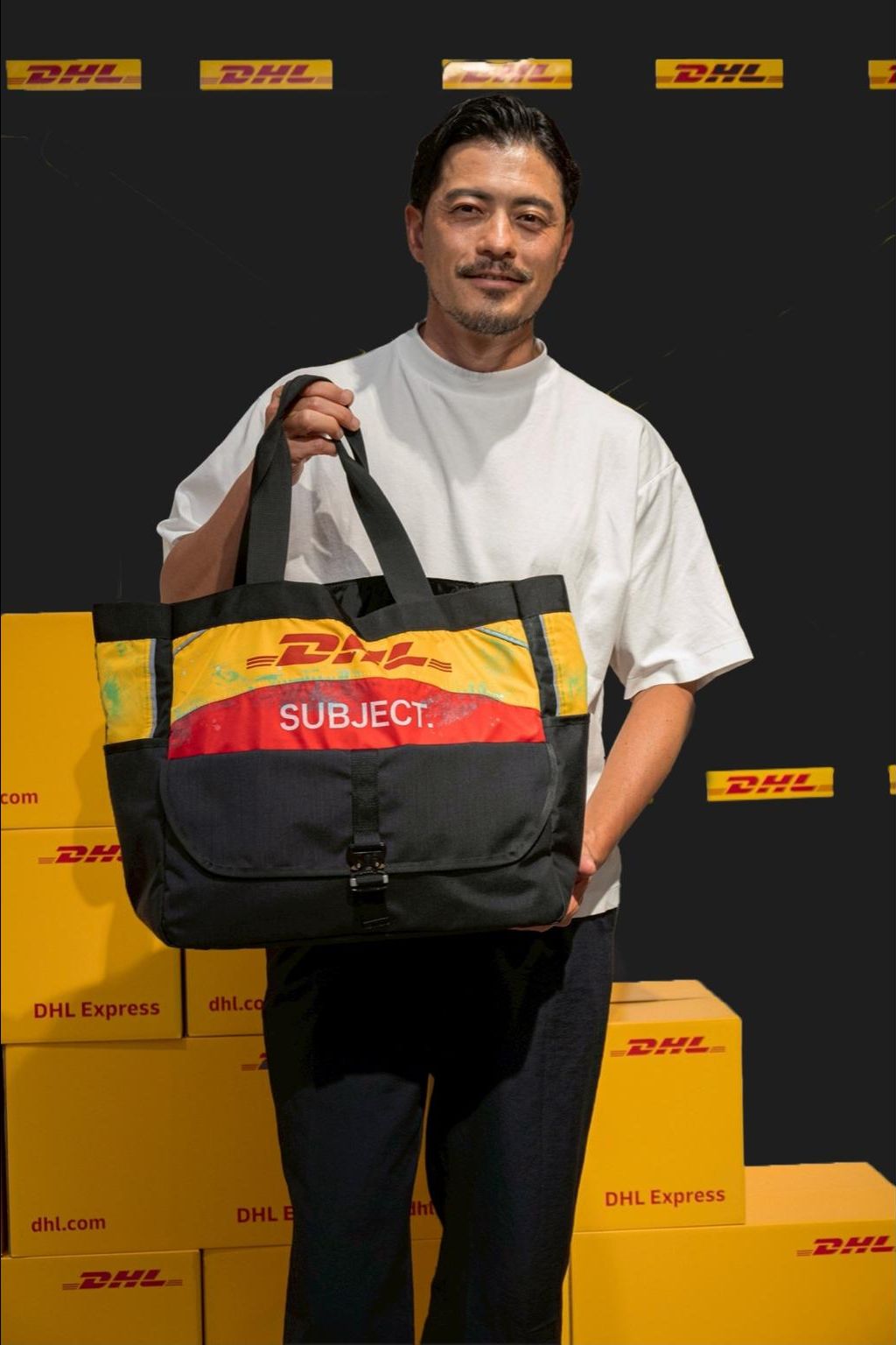 コラボレーションバッグを持つ来場者