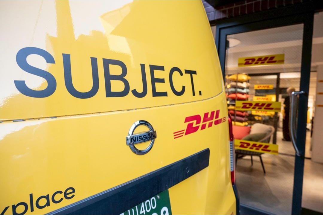SUBJECT. のロゴが入ったDHLの車両