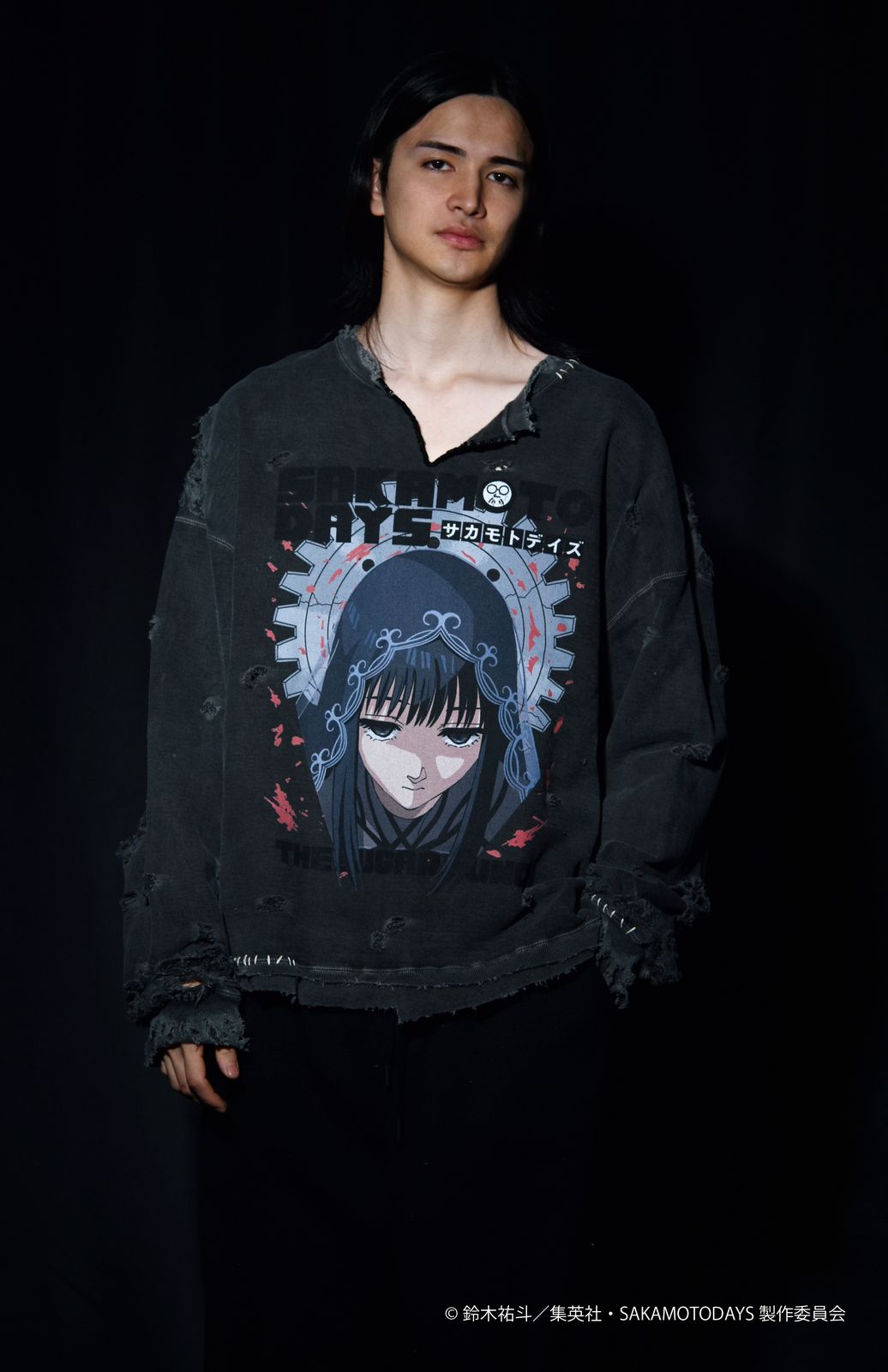 SAKAMOTO DAYS コラボレーションのスウェットを着たモデル