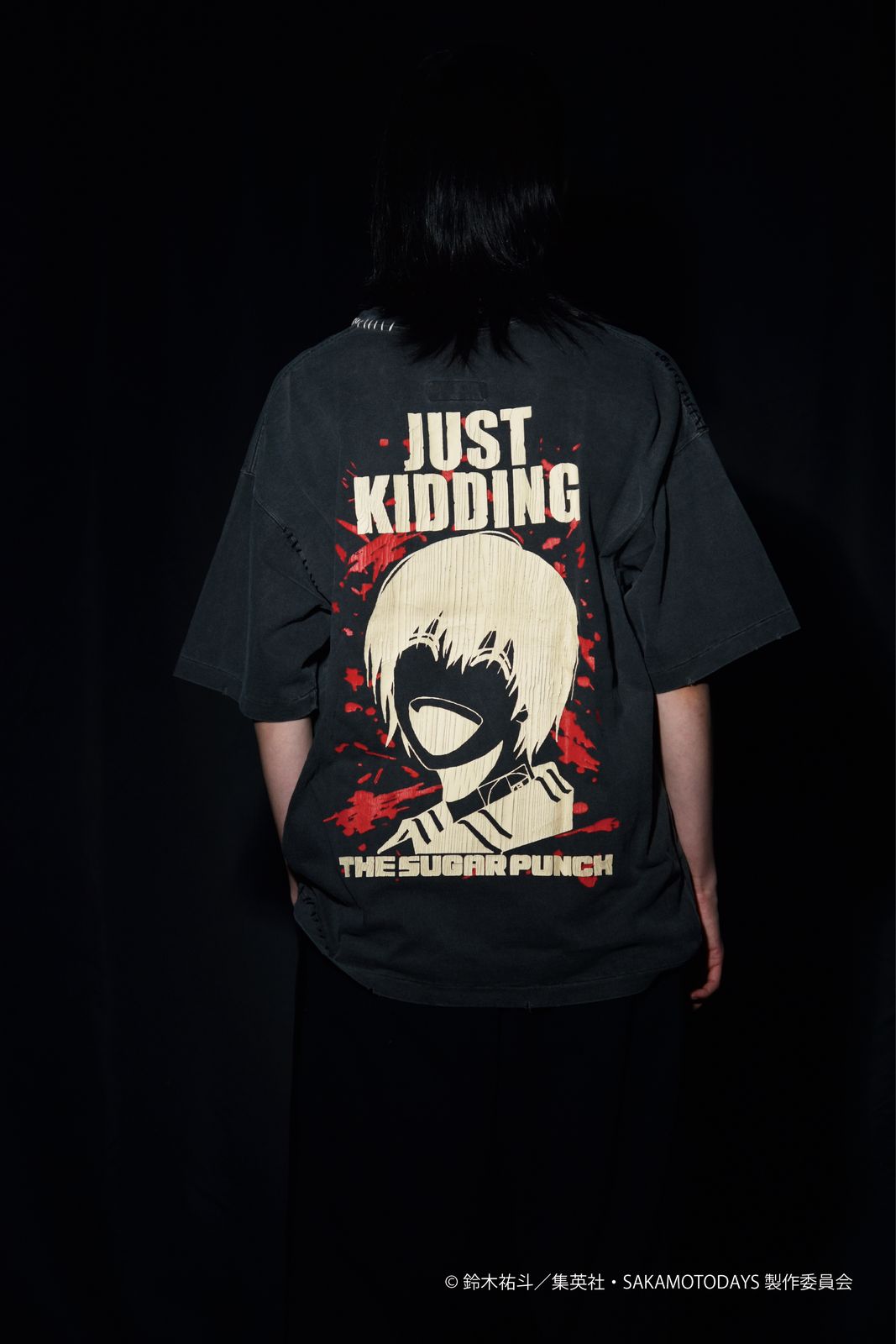 SAKAMOTO DAYS コラボレーションのTシャツの背面
